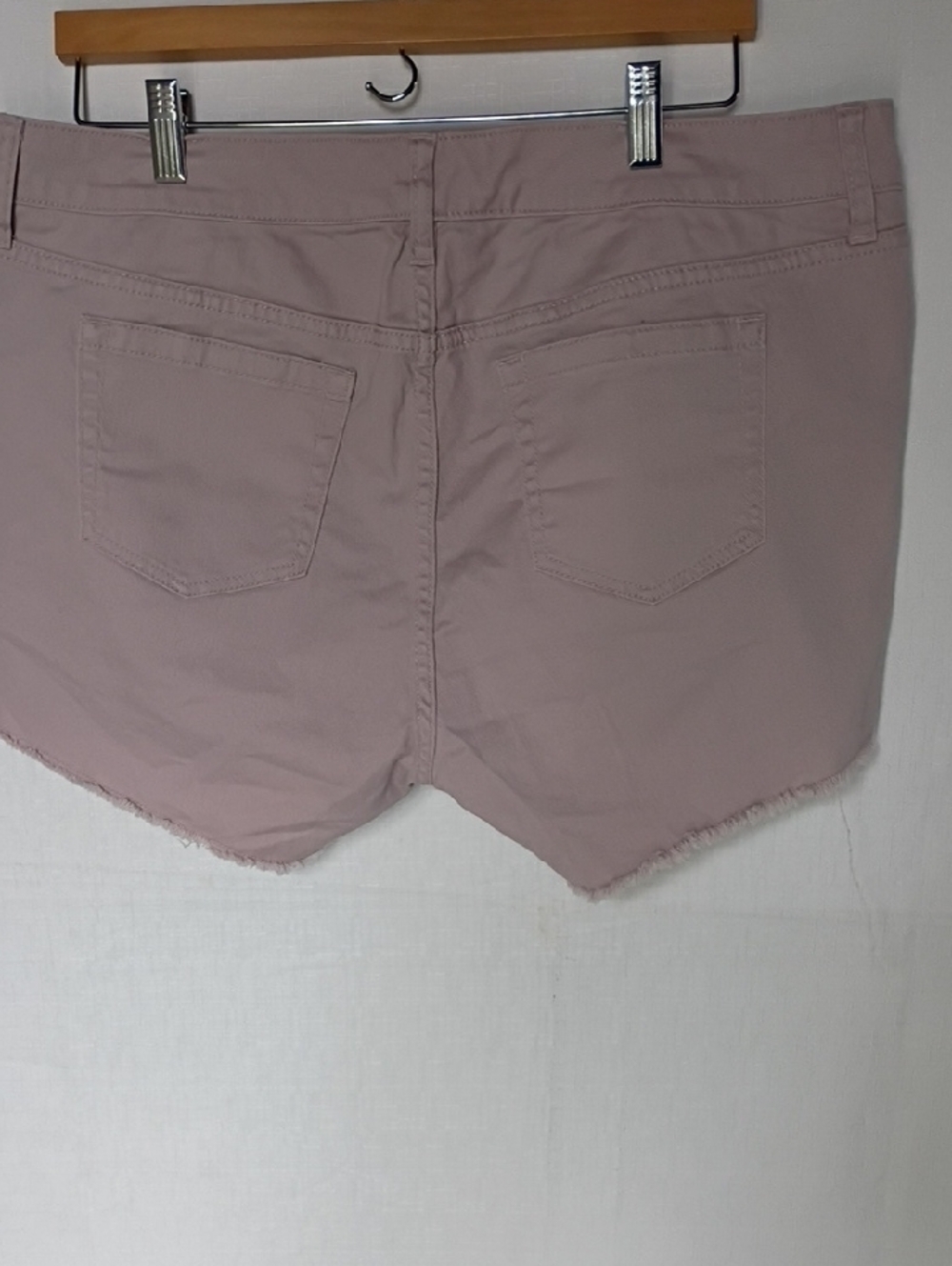 Torrid Women's mauve frayed hem denim cut off shorts Size 14 - Picture 3 of 8